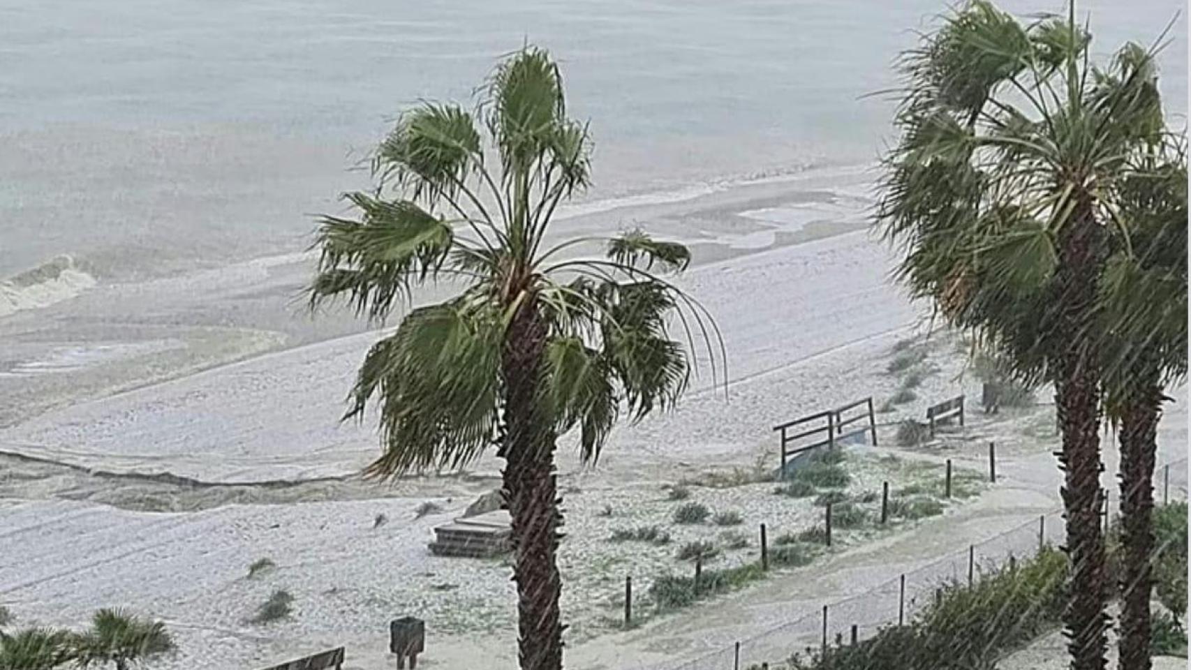 Imagen de la granizada caída en la comarca de la Axarquía este martes.