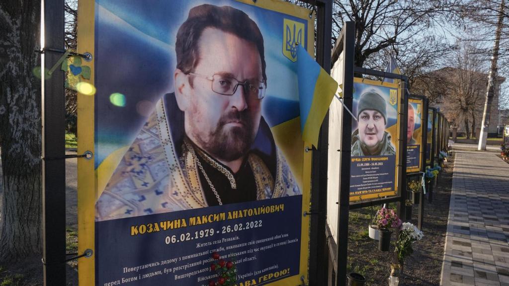 Retrato do pai de Maxim, morto a tiros pelas tropas russas enquanto se ajoelhava para impedir que seus tanques entrassem na cidade de Ivankov.