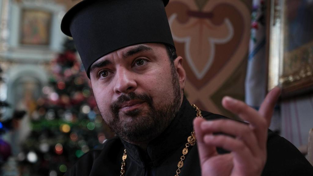 Padre Ivan em uma igreja ortodoxa na cidade de Ivankov, que pertence ao Patriarcado da Ucrânia.