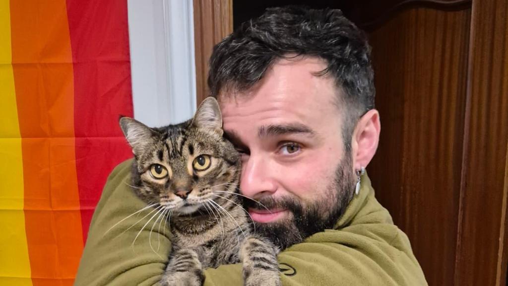 Ricardo Moure, biólogo, y su gata.