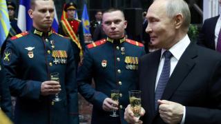 El presidente de Rusia, Vladimir Putin, en una ceremonia de entrega de medallas en Moscú a soldados que participaron en la guerra en Ucrania.