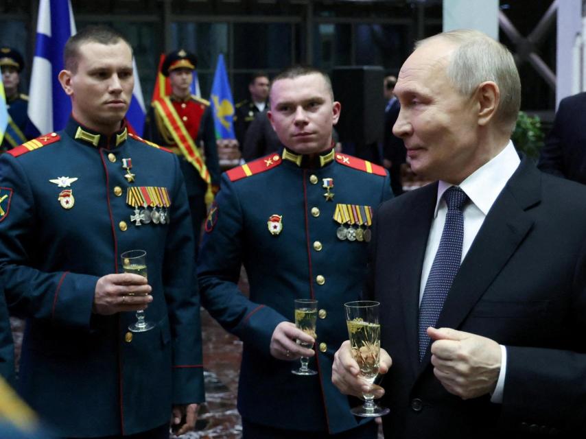 El presidente de Rusia, Vladímir Putin, en una ceremonia de entrega de medallas en Moscú a soldados que participaron en la guerra en Ucrania.