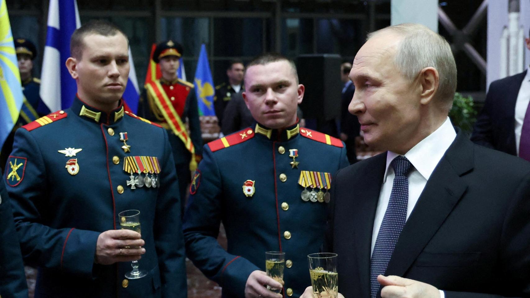 El presidente de Rusia, Vladimir Putin, en una ceremonia de entrega de medallas en Moscú a soldados que participaron en la guerra en Ucrania.