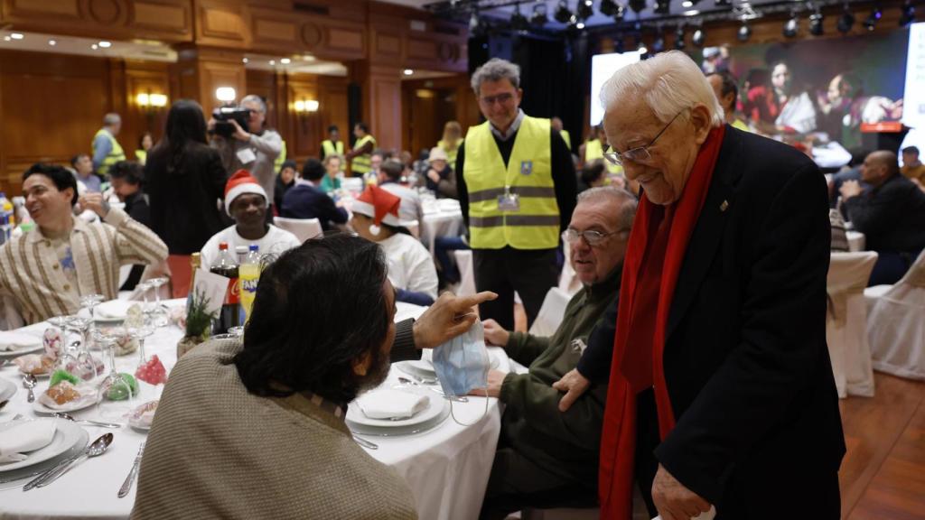 El padre Ángel durante la tradicional cena de Nochebuena Solidaria que organiza junto a Mensajeros de la Paz.
