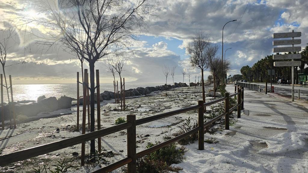 Imágenes de la granizada caída este miércoles en la Axarquía, en la provincia de Málaga.