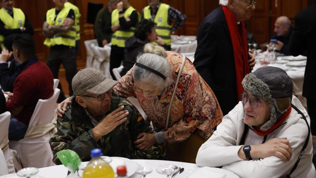 participantes no jantar de Natal do Padre Angel.