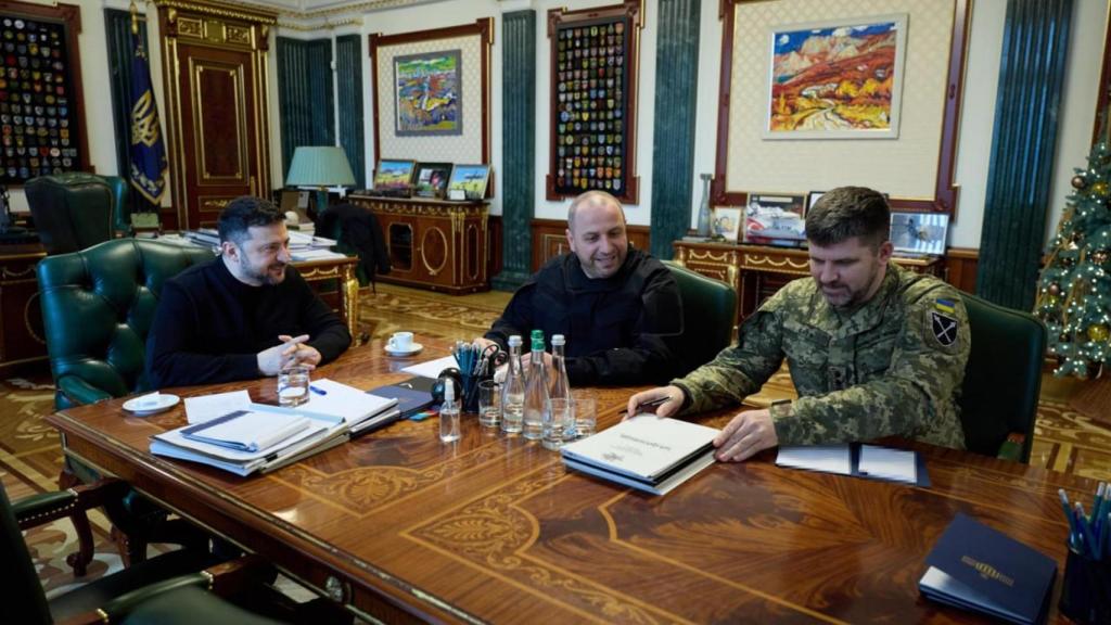 El presidente ucraniano, Volodímir Zelenski, se reunió el martes en Kiev con el secretario del Consejo de Seguridad Nacional y de Defensa de Ucrania, Rustem Umérov,, y con el jefe del Estado Mayor ucraniano, Andrí Gnátov.