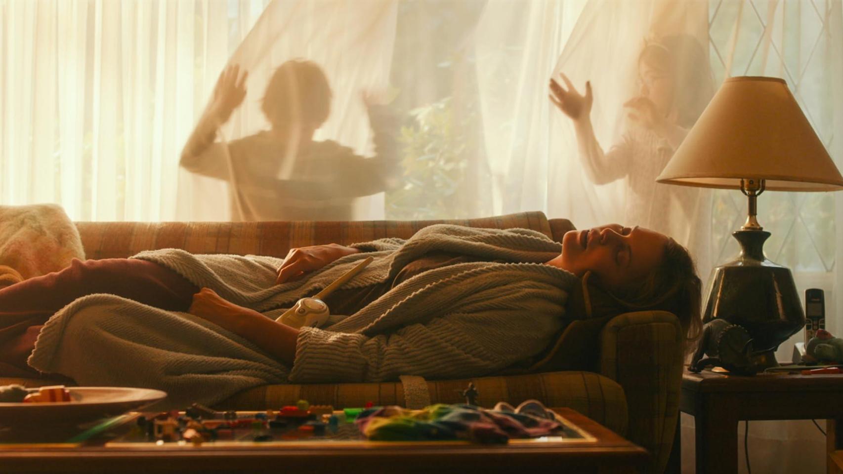 Charlize Theron en una escena de 'Tully' (2018), donde interpreta a una madre de tres niños a la que la vida se le está haciendo cuesta arriba.