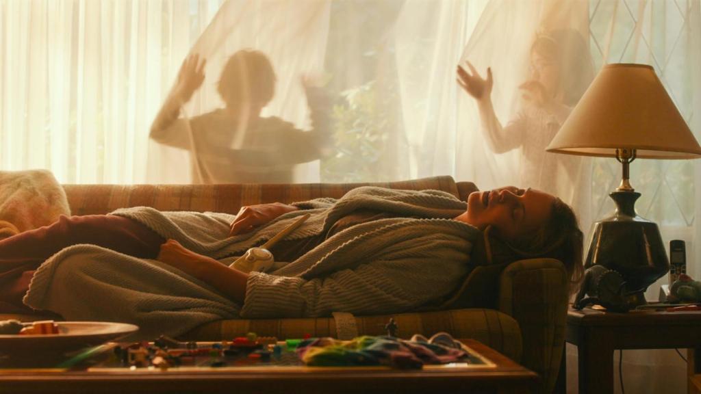 Charlize Theron en una escena de 'Tully' (2018), donde interpreta a una madre de tres niños a la que la vida se le está haciendo cuesta arriba.