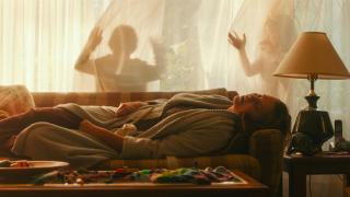 Charlize Theron en una escena de 'Tully' (2018), donde interpreta a una madre de tres niños a la que la vida se le está haciendo cuesta arriba.