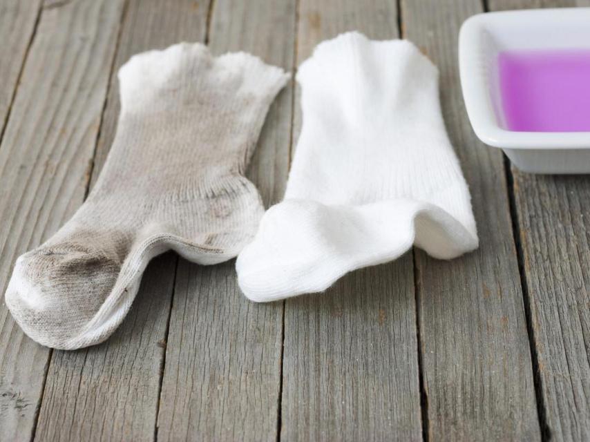 Los calcetines blancos se manchan con facilidad.