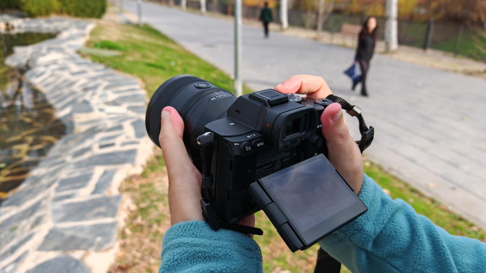La pantalla trasera de la cámara Sony Alpha V7 es muy versátil.