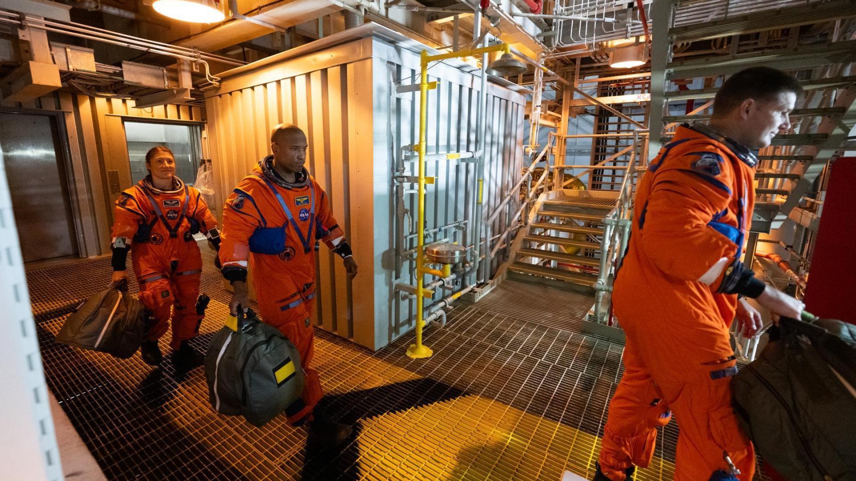 Jeremy Hansen, a la derecha, y los astronautas de la NASA Victor Glover y Christina Koch, en el lanzador móvil