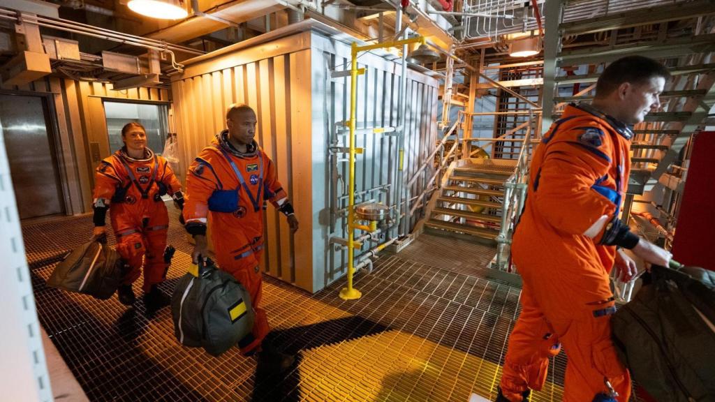 Jeremy Hansen, a la derecha, y los astronautas de la NASA Victor Glover y Christina Koch, en el lanzador móvil