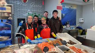 Un puesto de la plaza del Mercado do Progreso, en Vigo. A 24 de diciembre de 2025.