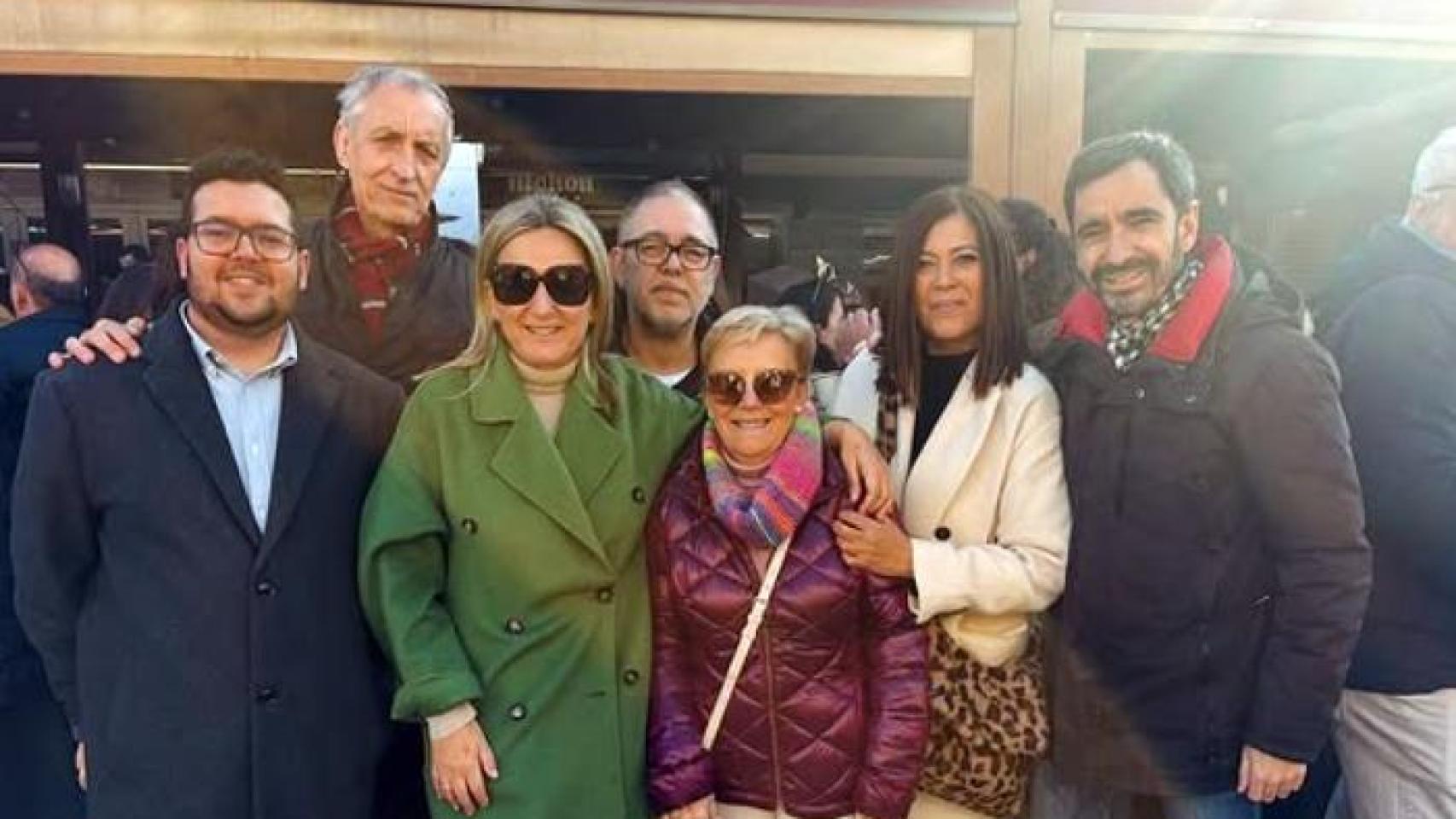 Tolón junto a gente de su entorno en las migas del barrio del Polígono, en Toledo.