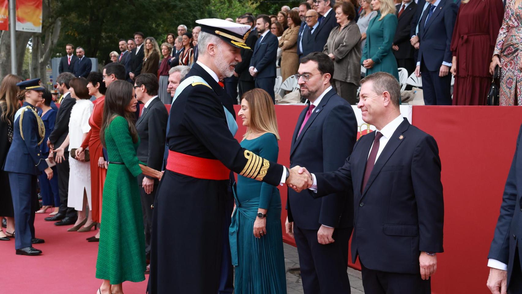 Felipe VI saluda a Emiliano García-Page durante la celebración del Día de la Fiesta Nacional, el pasado 12 de octubre.