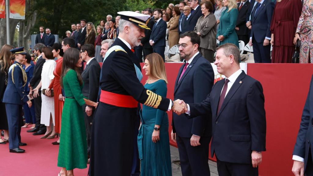 Felipe VI saluda a Emiliano García-Page durante la celebración del Día de la Fiesta Nacional, el pasado 12 de octubre.