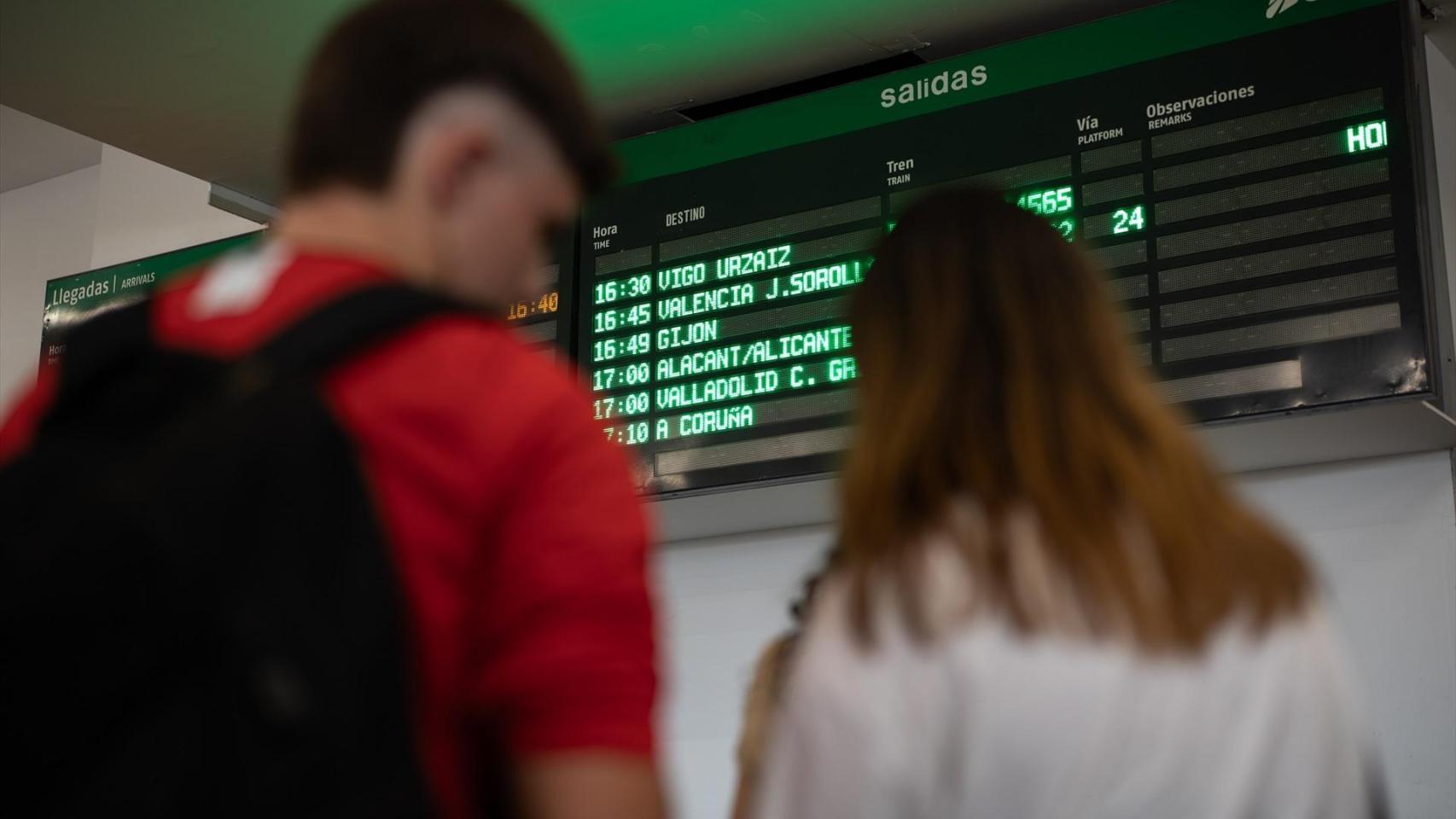 Varias personas esperando a coger un tren en la estación de Chamartín en una imagen de archivo.
