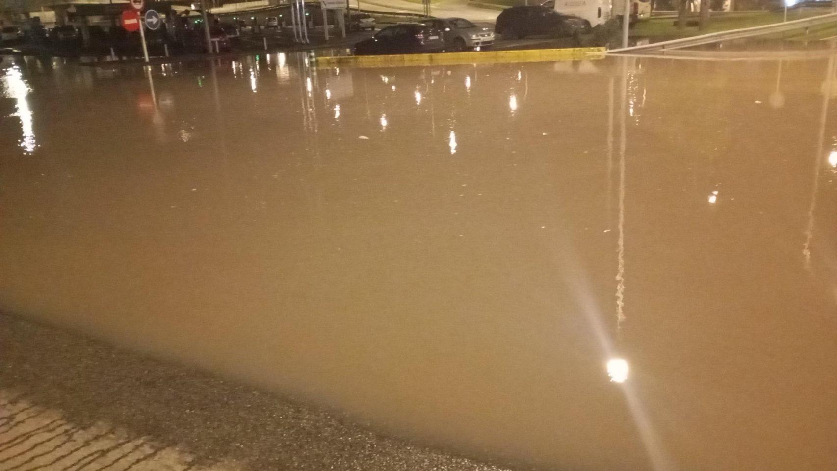 Imagen de la inundación formada por la rotura de la tubería.