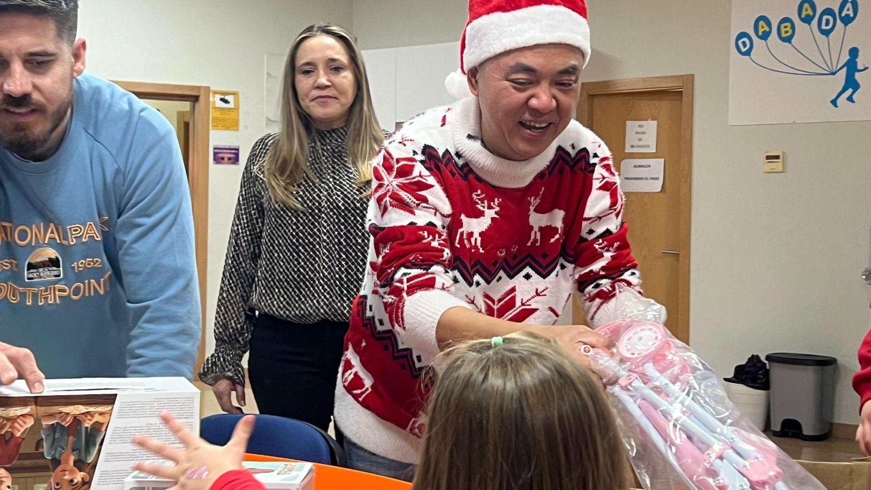 Jin Je, este martes, entregando regalos a los niños de la Asociación Crece con Dabadá.
