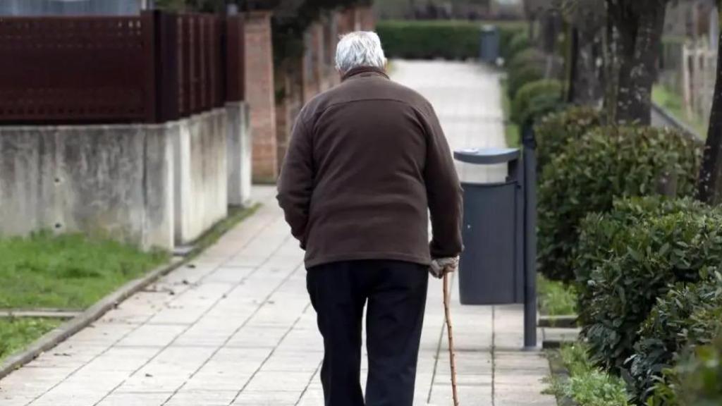 Imagen de archivo de un hombre caminando por la calle en Torrelavega (Cantabria).