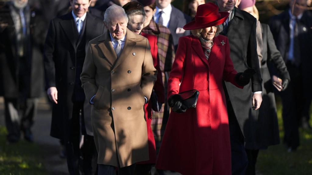 Carlos III y Camilla de camino a la misa de Navidad en Sandringham.