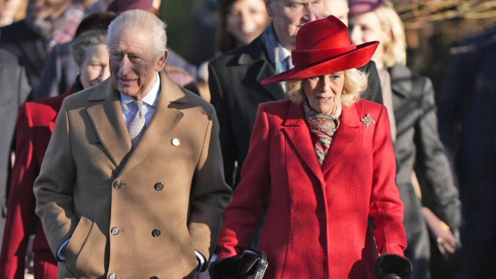 Carlos III y Camila en el paseo a la en la misa de Navidad en Sandringham.