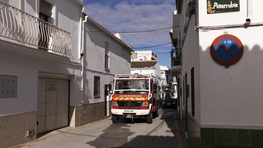Los bomberos actuando en la calle.