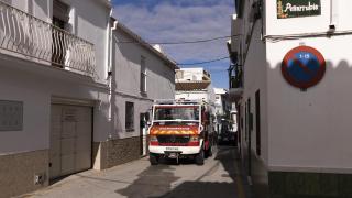 Los bomberos actuando en la calle.