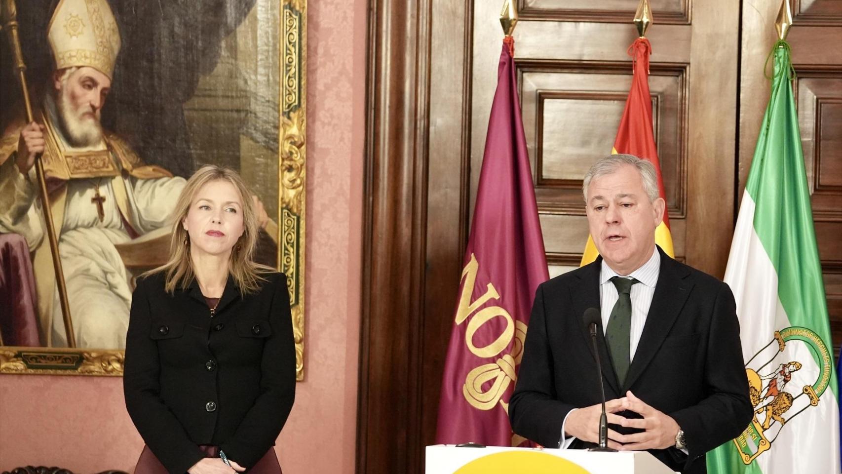 El alcalde de Sevilla, José Luis Sanz, y la portavoz del PP municipal, Cristina Peláez.