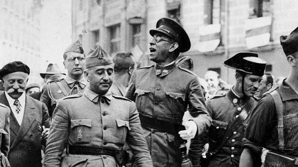 El general Mola (centro derecha) junto a Franco (centro) en la plaza de Alonso Martínez de Burgos en agosto de 1936. Foto: Wikimedia Commons