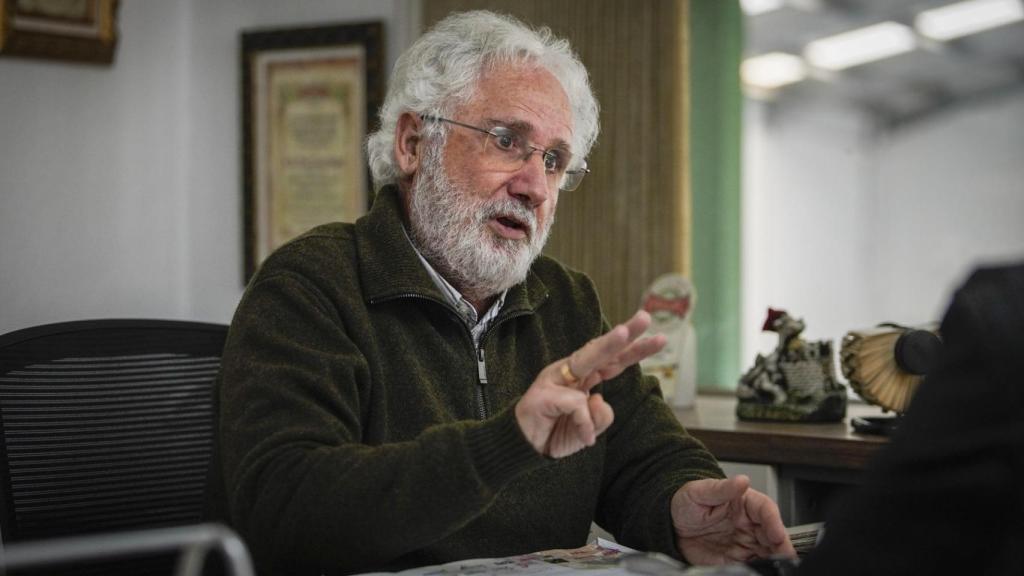 El productor y comercializador de uva, Antonio Berna, durante la entrevista en su despacho.