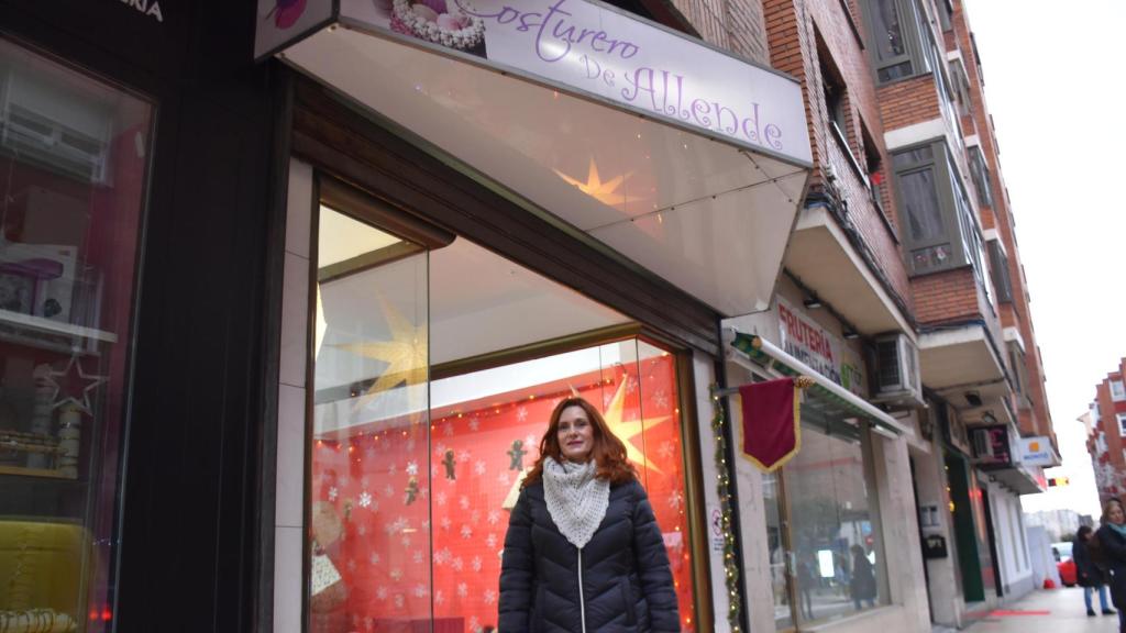 Allende Ruiz Maestro a las puertas de su tienda en el barrio de La Victoria