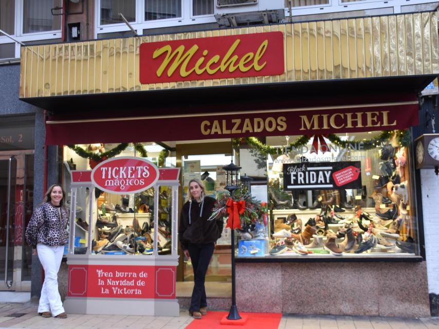 Las hermanas Samantha y Natalia en Calzados Michel, a la entrada del barrio de La Victoria
