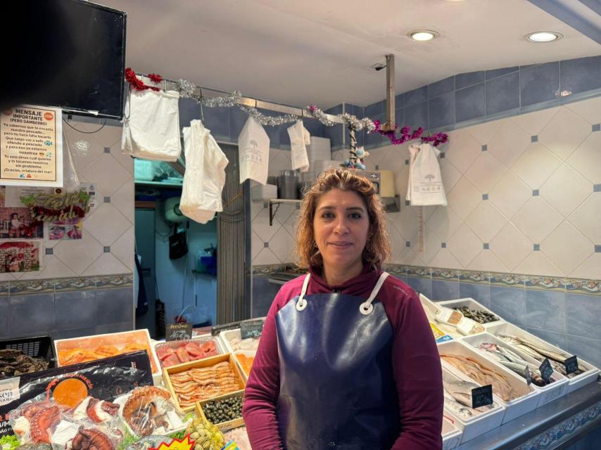 Ana en la Pescadería Fischen, en el corazón de La Rondilla