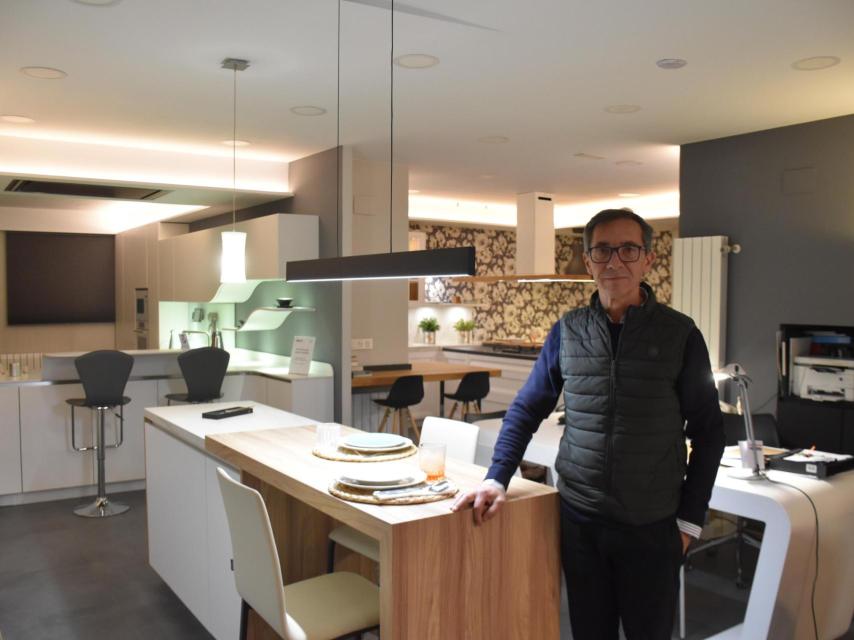 José María Chamorro en su estudio de decoración de cocinas en la calle Gamazo
