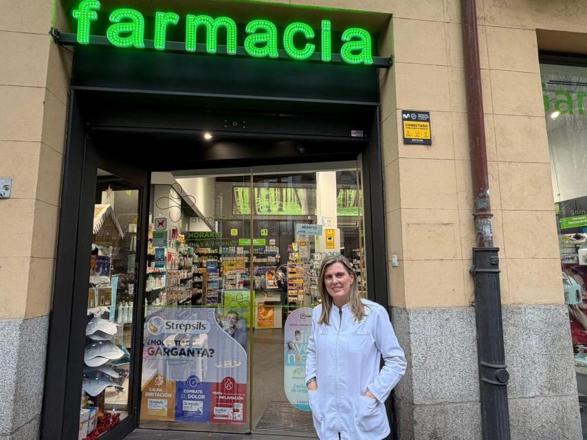 Virginia Fernández a las puertas de su farmacia en la calle Gamazo