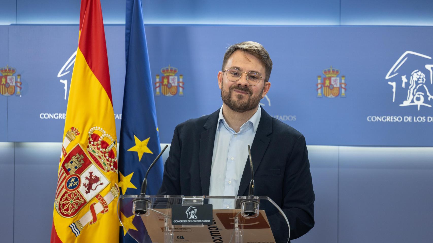 El diputado de Sumar Alberto Ibáñez durante una rueda de prensa, en el Congreso.