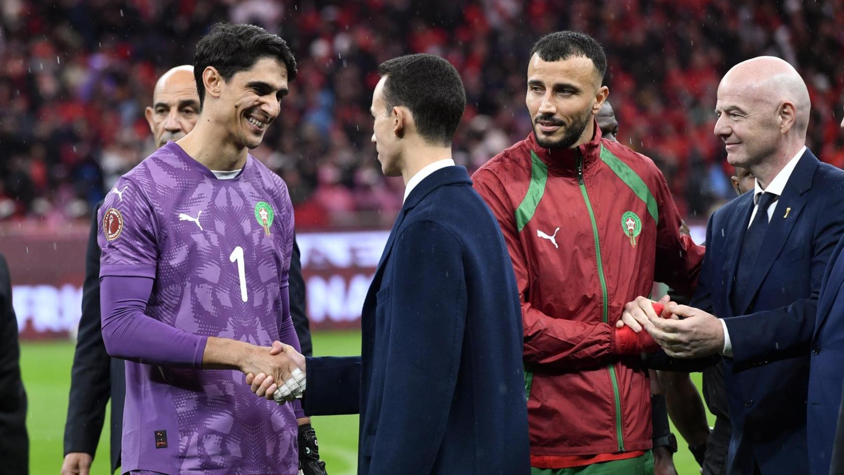 El príncipe de Marruecos, Moulay El Hassan, da la mano a Bono, mientras Infantino, presidente de la FIFA, saluda a Romain Saiss