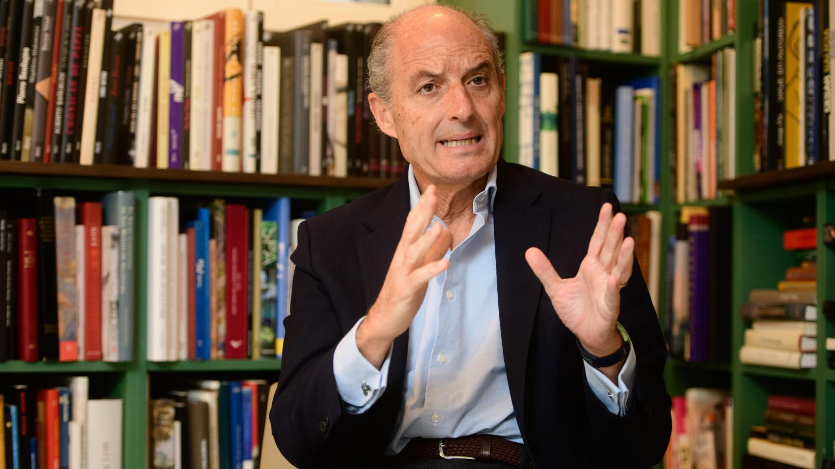 Francisco Camps, en su biblioteca, durante la entrevista concedida a EL ESPAÑOL.