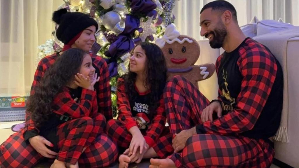 Mo Salah, en la postal navideña junto a su familia que publicó en 2024