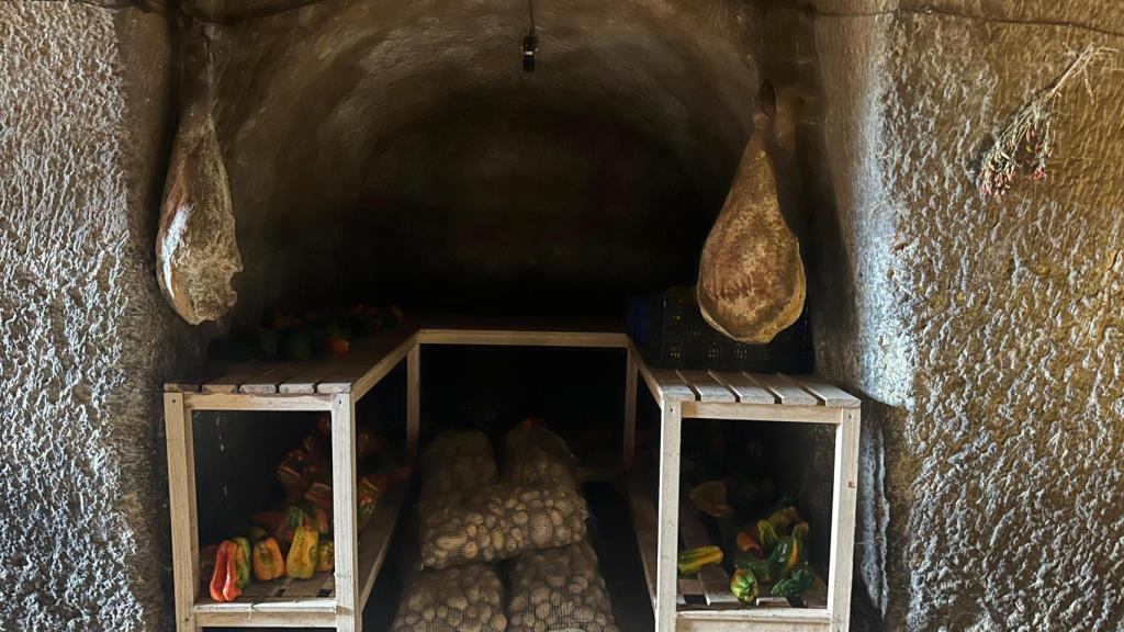 Cecina, papatas y otros productos almacenados en el interior de la cueva.