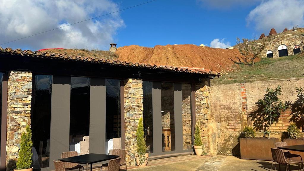 La entrada al restaurante El Capricho, que se construyó a partir de una de las cuevas.
