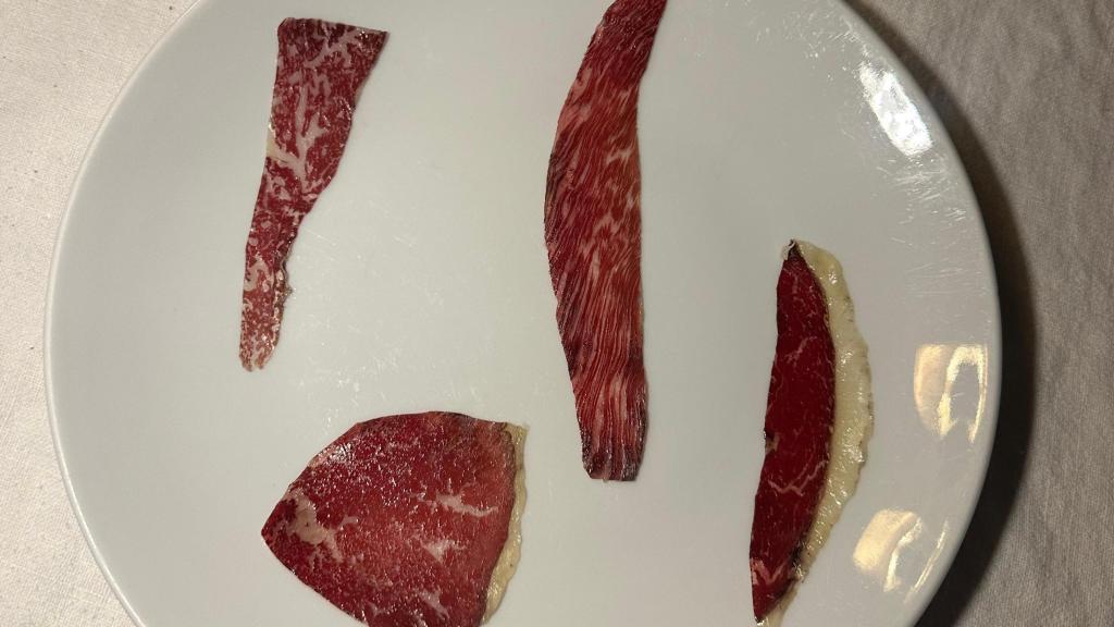 Los diferentes cortes de carne que se presentan para degustar en un solo pase.