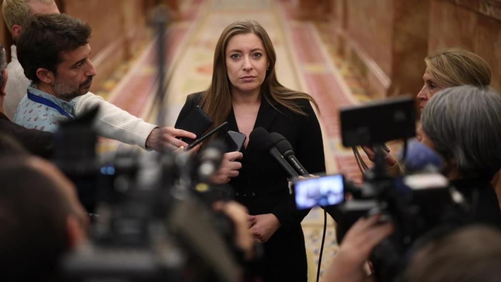Ester Muñoz, portavoz parlamentaria del PP, atiende a la prensa en los pasillos del Congreso.