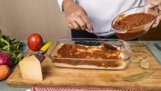 Cocinando lasaña de carne.
