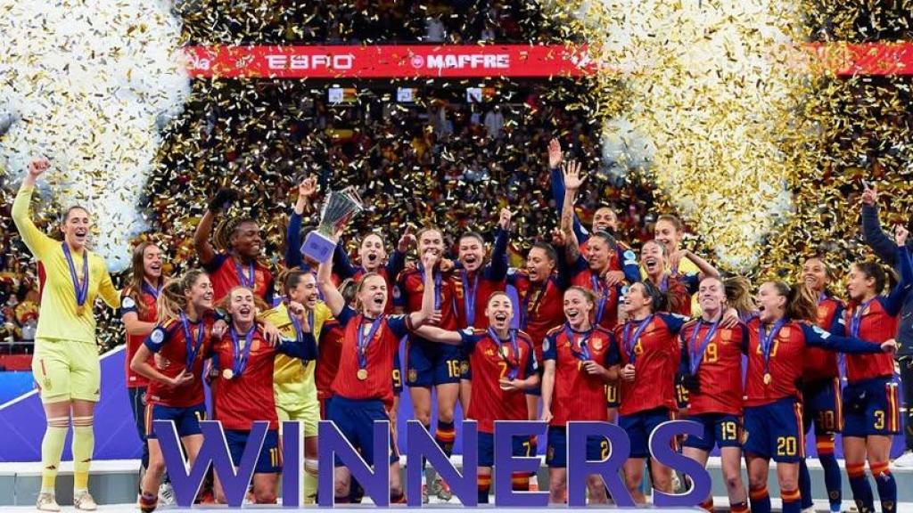 Imagen de la Selección Femenina de Fútbol levantando su segundo trofeo de la Nations League.