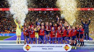 Imagen de la Selección Femenina de Fútbol levantando su segundo trofeo de la Nations League.