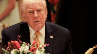 Donald Trump, presidente de EEUU, en la cena de Nochebuena en el salón de baile de Mar-a-Lago, en Palm Beach.
